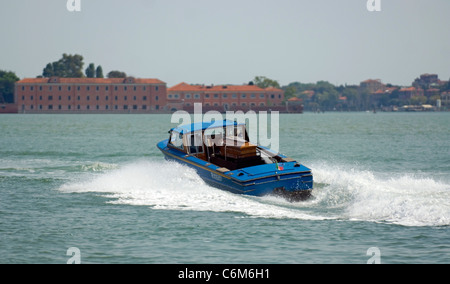 Sarg getragen von einem Boot auf einem der Kanäle in Venedig. Stockfoto