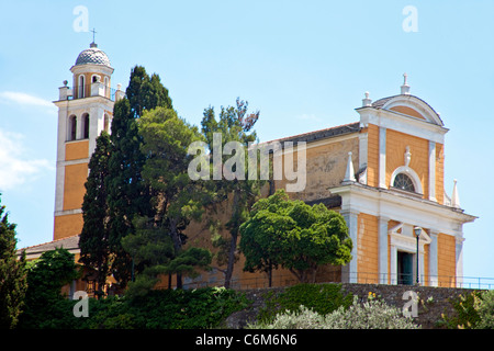 San Giorgio Kirche mit Blick auf die Bucht von Fischerdorf Portofino, Ligurien, italienische Riviera di Levante, Italien, Mittelmeer, Europa Stockfoto