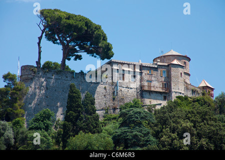 Festung Castello Brown, 15. Jahrhundert, über dem malerischen Fischerdorf Portofino, Ligurien di Levante, Italien, Ligurisches Meer, Mittelmeer Stockfoto