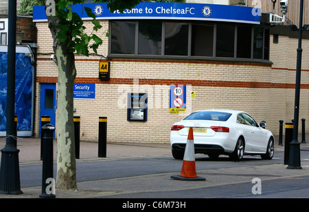 Christine Bleakley getaktet bis die Meilen in ihrem weißen Audi heute Morgen da nahm sie Freunde zum Frühstück bei Chelsea FC Stockfoto