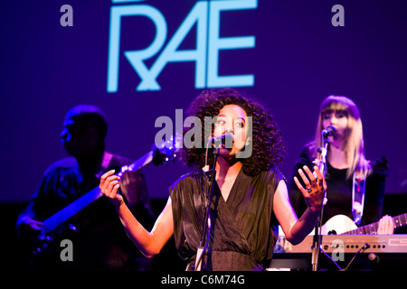 Corinne Bailey Rae führt während der Eröffnungsfeier für den "One Young World" Gipfel im Old Billingsgate London, England- Stockfoto