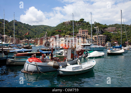 Fischerboote und Yachten im Hafen des malerischen Fischerdorf Portofino, Ligurien, italienische Riviera di Levante, Italien, Mittelmeer, Europa Stockfoto