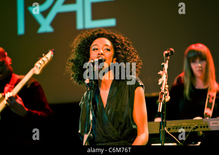 Corinne Bailey Rae führt während der Eröffnungsfeier für den "One Young World" Gipfel im Old Billingsgate London, England- Stockfoto