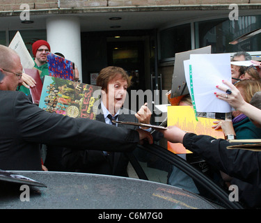 Sir Paul McCartney wird von Fans gemobbt, als er die LIPA Abschlussfeier in der Philharmonic Hall geht. Liverpool, England- Stockfoto