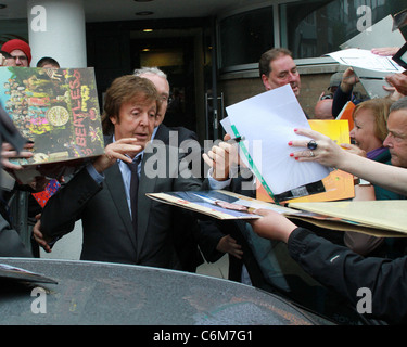 Sir Paul McCartney wird von Fans gemobbt, als er die LIPA Abschlussfeier in der Philharmonic Hall geht. Liverpool, England- Stockfoto