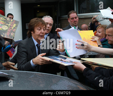 Sir Paul McCartney wird von Fans gemobbt, als er die LIPA Abschlussfeier in der Philharmonic Hall geht. Liverpool, England- Stockfoto