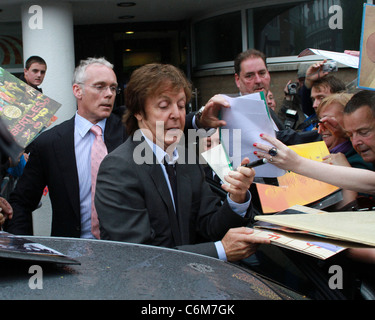 Sir Paul McCartney wird von Fans gemobbt, als er die LIPA Abschlussfeier in der Philharmonic Hall geht. Liverpool, England- Stockfoto