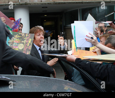 Sir Paul McCartney wird von Fans gemobbt, als er die LIPA Abschlussfeier in der Philharmonic Hall geht. Liverpool, England- Stockfoto