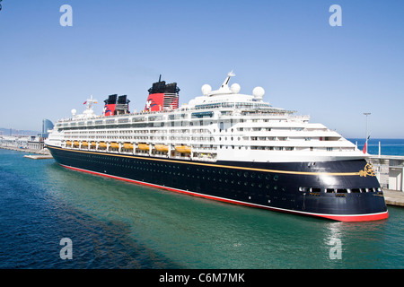 Disney Themen Kreuzfahrtschiff vor Anker in Civitavecchia Italien Stockfoto