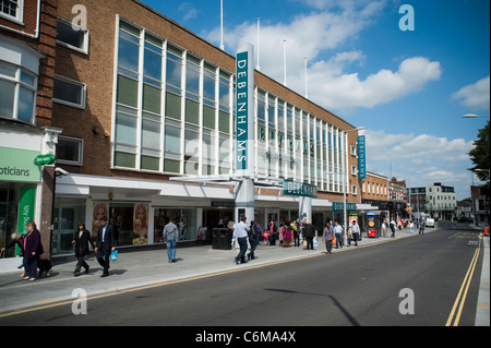 Die Debenhams unterzeichnen im Stadtzentrum von Harrow September 2011 auch ein Specsavers Zeichen. Stockfoto