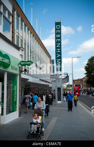 Die Debenhams unterzeichnen im Stadtzentrum von Harrow September 2011 auch ein Specsavers Zeichen. Stockfoto