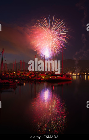 4. Juli Feuerwerk über dem Hafen, Santa Barbara, Kalifornien, USA, 2011 Stockfoto