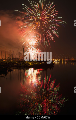 4. Juli Feuerwerk über dem Hafen, Santa Barbara, Kalifornien, USA, 2011 Stockfoto