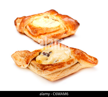 zwei Kuchen mit Quark Füllung isoliert auf weiss Stockfoto