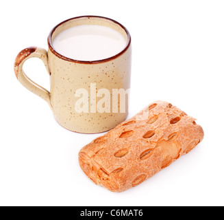 knusprige Brötchen und Becher Milch isoliert auf weiss Stockfoto