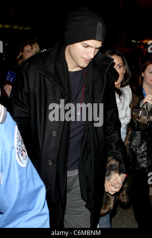 Ashton Kutcher und Demi Moore Ankunft am LAX Flughafen zusammen und halten die hand Los Angeles, Kalifornien - 09.02.10 KOKOPIX Stockfoto