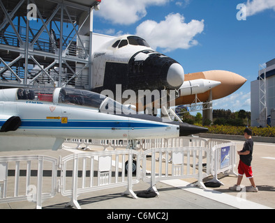 Replikat Space-Shuttle mit Northrop t-38 Talon Überschall-Jet im Vordergrund. Stockfoto