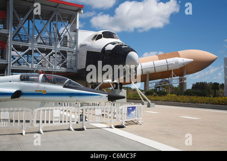 Replikat Space-Shuttle mit Northrop t-38 Talon Überschall-Jet im Vordergrund. Stockfoto