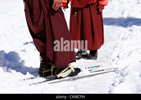 Buddhistische Mönche Skifahren im Schnee an das Kloster Tengboche, Everest Region, Nepal Stockfoto