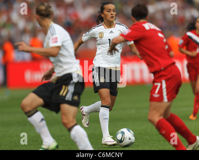 BERLIN - 26. JUNI: Fatmire Bajramaj in Aktion beim Eröffnungsspiel der FIFA Frauen-Weltmeisterschaft gegen Kanada am 26. Juni 2011 im Olympiastadion in Berlin. Nur redaktionelle Verwendung. Kommerzielle Nutzung verboten. (Foto: Jonathan Paul Larsen / Diadem Images) Stockfoto