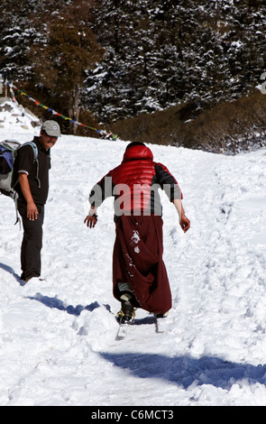Buddhistischer Mönch Skifahren im Schnee an das Kloster Tengboche, Everest Region, Nepal Stockfoto