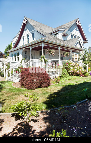 strahlende Sonne beleuchtet elegantes restauriertes viktorianischen Haus mit weitläufigen Garten an einem schönen sonnigen Sommertag Edmonds, Washington Stockfoto