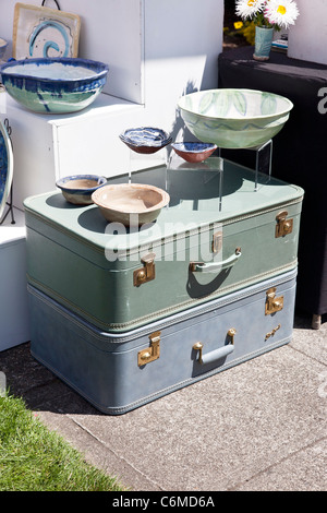 zwei makellose Vintage Koffer als Plattform verwendet, um handgefertigte Keramik in Edmonds Bauernmarkt Washington anzeigen Stockfoto