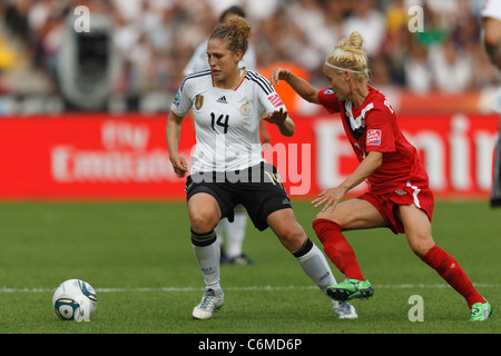 Kim Kulig Deutschlands (l) in Aktion gegen Kelly Parker von Canada (r) während das Eröffnungsspiel der WM the2011 Frauen. Stockfoto