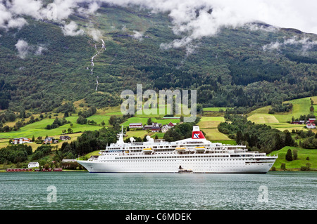 Fred Olsen cruise Liner, die Boudicca vor Anker in Innvikfjorden bei Olden in Westnorwegen Stockfoto