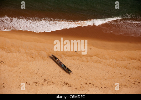 Eine Vogelperspektive der westafrikanischen Einbaum auf einem einsamen Strandabschnitt in der Nähe von Robertsport, Liberia. Stockfoto