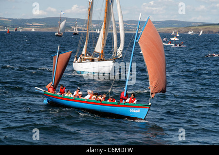 Gig unter Segel (Bantry Bay Gig), Regatta, Bucht von Douarnenez, 'Temps Fête' (Finistère, Bretagne, Frankreich). Stockfoto