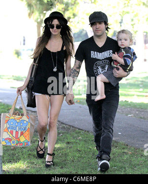 Pete Wentz, Ashlee Simpson und ihr Sohn Bronx Mowgli Wentz genießen den Tag im Park in LA Los Angeles, USA - 31.07.10 Stockfoto