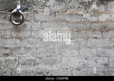 Detail einer Steinmauer mit rostigen alten Eisenring, ideal für einen Hintergrund oder eine Vorlage Stockfoto