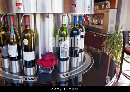 Weinprobe mit einem Self-Service Enomatic-System. Stockfoto