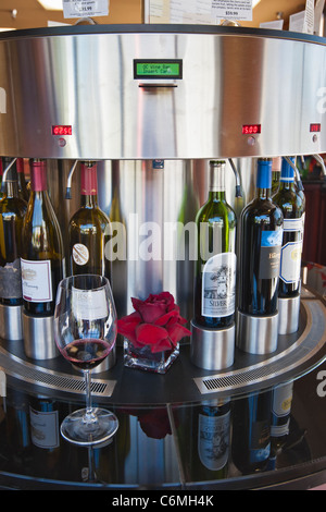 Weinprobe mit einem Self-Service Enomatic-System. Stockfoto