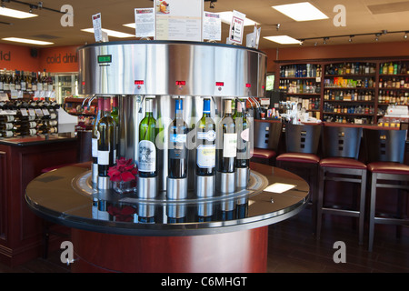 Weinprobe mit einem Self-Service Enomatic-System. Stockfoto