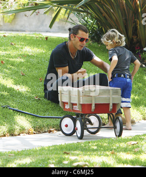 Gavin Rossdale spielt mit seinem Sohn Kingston außerhalb ihrer Großeltern Haus Los Angeles, Kalifornien - 31.07.10 Stockfoto