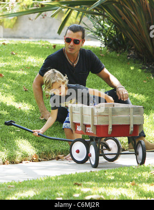 Gavin Rossdale spielt mit seinem Sohn Kingston außerhalb ihrer Großeltern Haus Los Angeles, Kalifornien - 31.07.10 Stockfoto