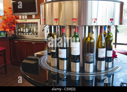 Weinprobe mit einem Self-Service Enomatic-System. Stockfoto