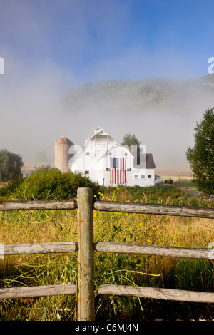 Am frühen Morgennebel hängt über den historischen McPolin Bauernhof aka Osguthorpe Farm in Park City, Utah, USA Stockfoto