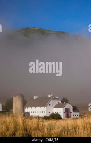 Am frühen Morgennebel hängt über den historischen McPolin Bauernhof aka Osguthorpe Farm in Park City, Utah, USA Stockfoto