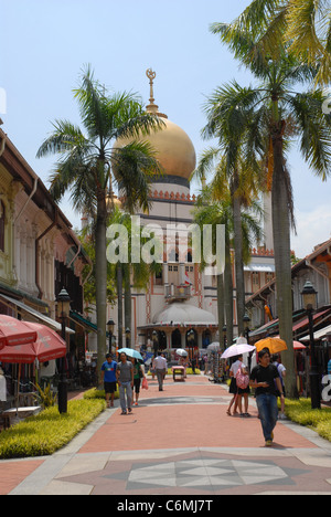 Touristen und Masjid Sultan (Sultansmoschee) aus Bussorah Fußgängerzone (von Muscat Street), Singapur Stockfoto