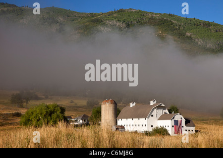 Am frühen Morgennebel hängt über den historischen McPolin Bauernhof aka Osguthorpe Farm in Park City, Utah, USA Stockfoto