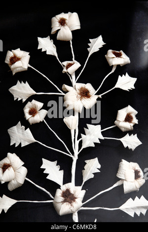 Azoren Inseln Handwerk. Blumen aus Mais Schale Stockfoto