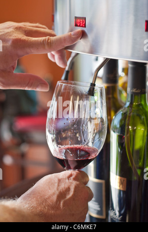 Weinprobe mit einem Self-Service Enomatic-System. Stockfoto