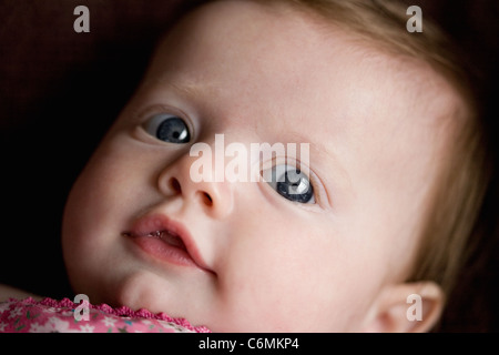 Baby Mädchen direkten Blick Stockfoto