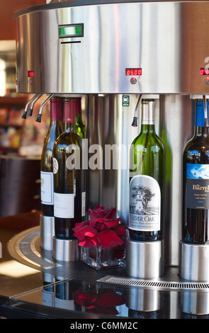 Weinprobe mit einem Self-Service Enomatic-System. Stockfoto