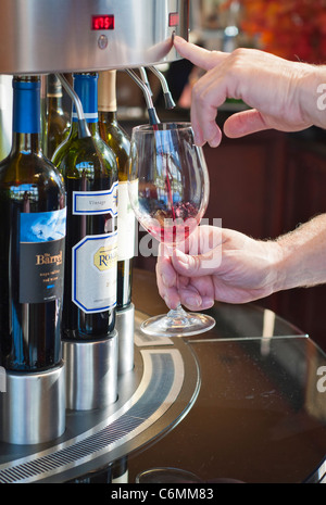 Weinprobe mit einem Self-Service Enomatic-System. Stockfoto