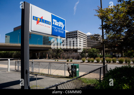 Ein Dollar Thrifty Car Rental Center. Stockfoto