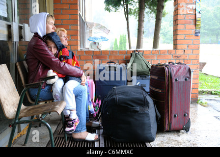 Mutter und Tochter warten am Busbahnhof, Region Lviv, Ukraine Stockfoto